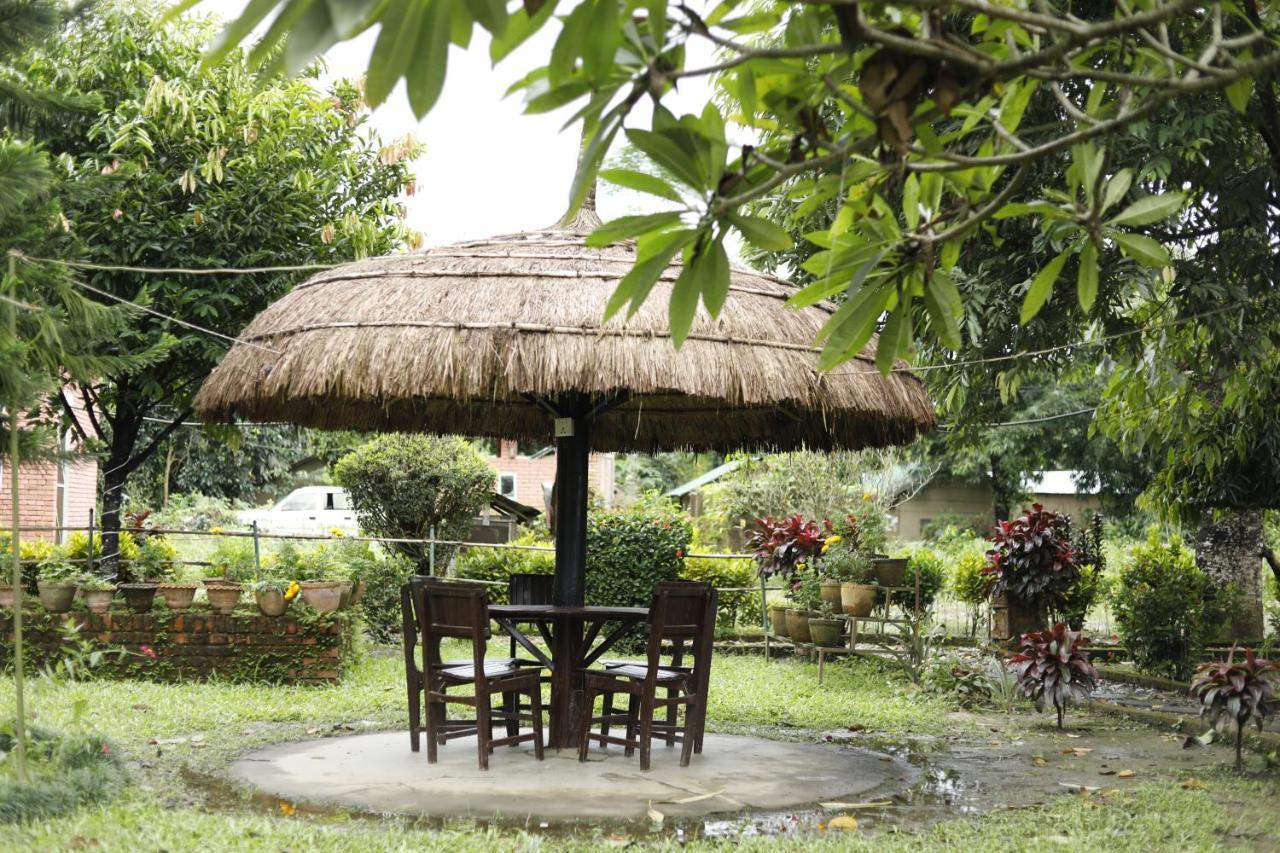 Hotel Tharu Garden, Sauraha Exteriér fotografie
