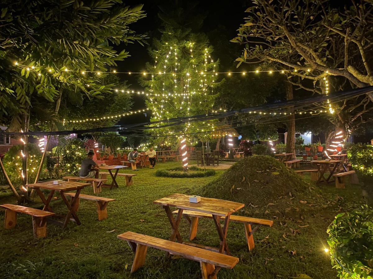 Hotel Tharu Garden, Sauraha Exteriér fotografie