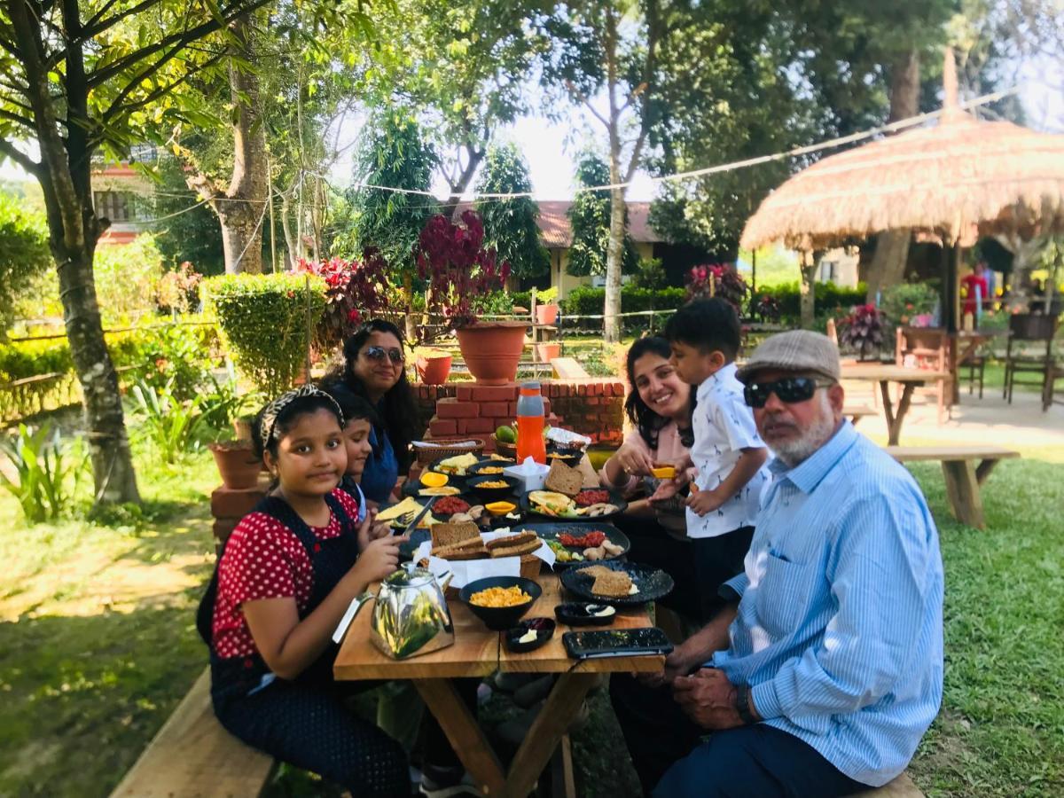 Hotel Tharu Garden, Sauraha Exteriér fotografie