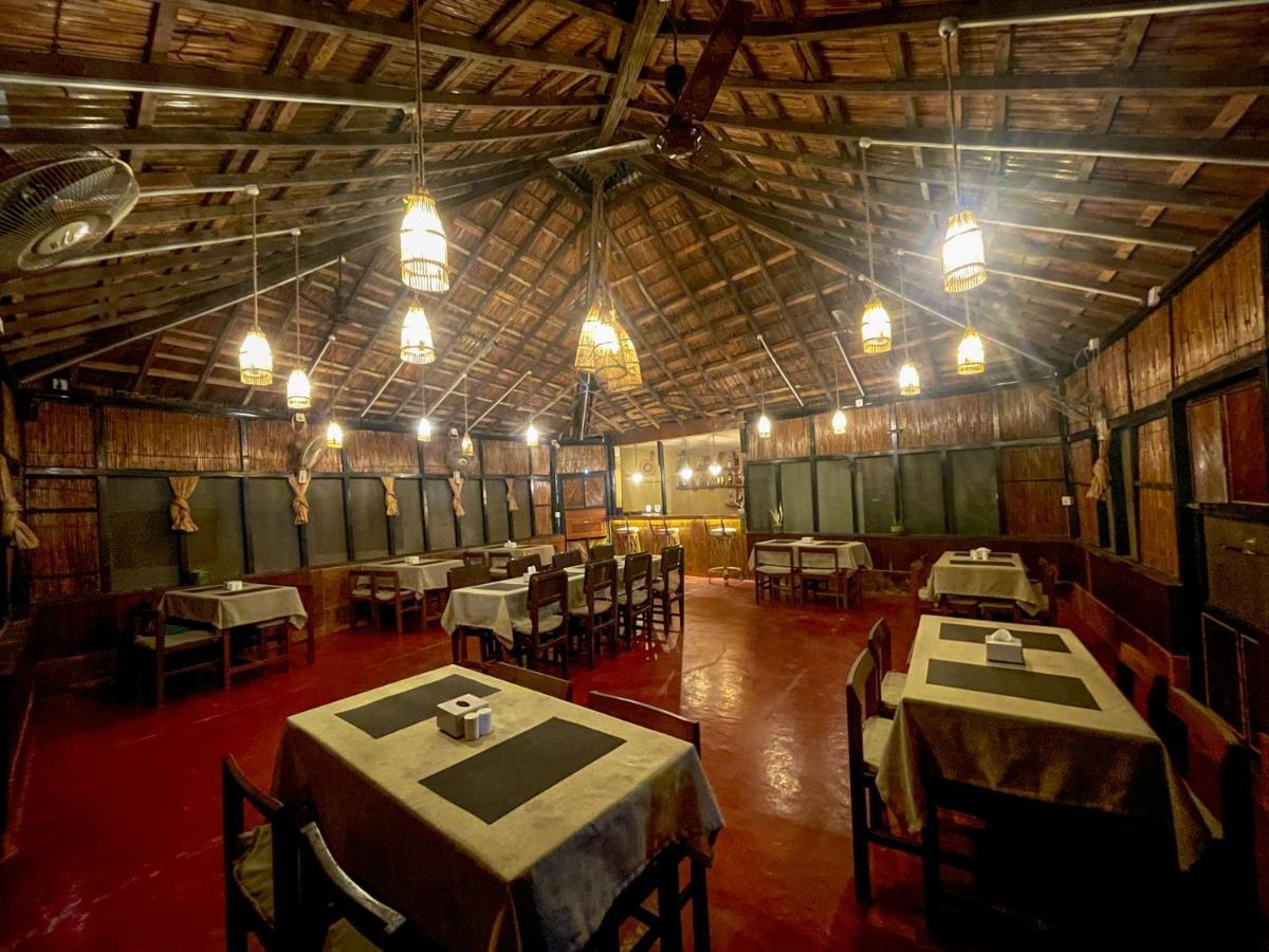 Hotel Tharu Garden, Sauraha Exteriér fotografie