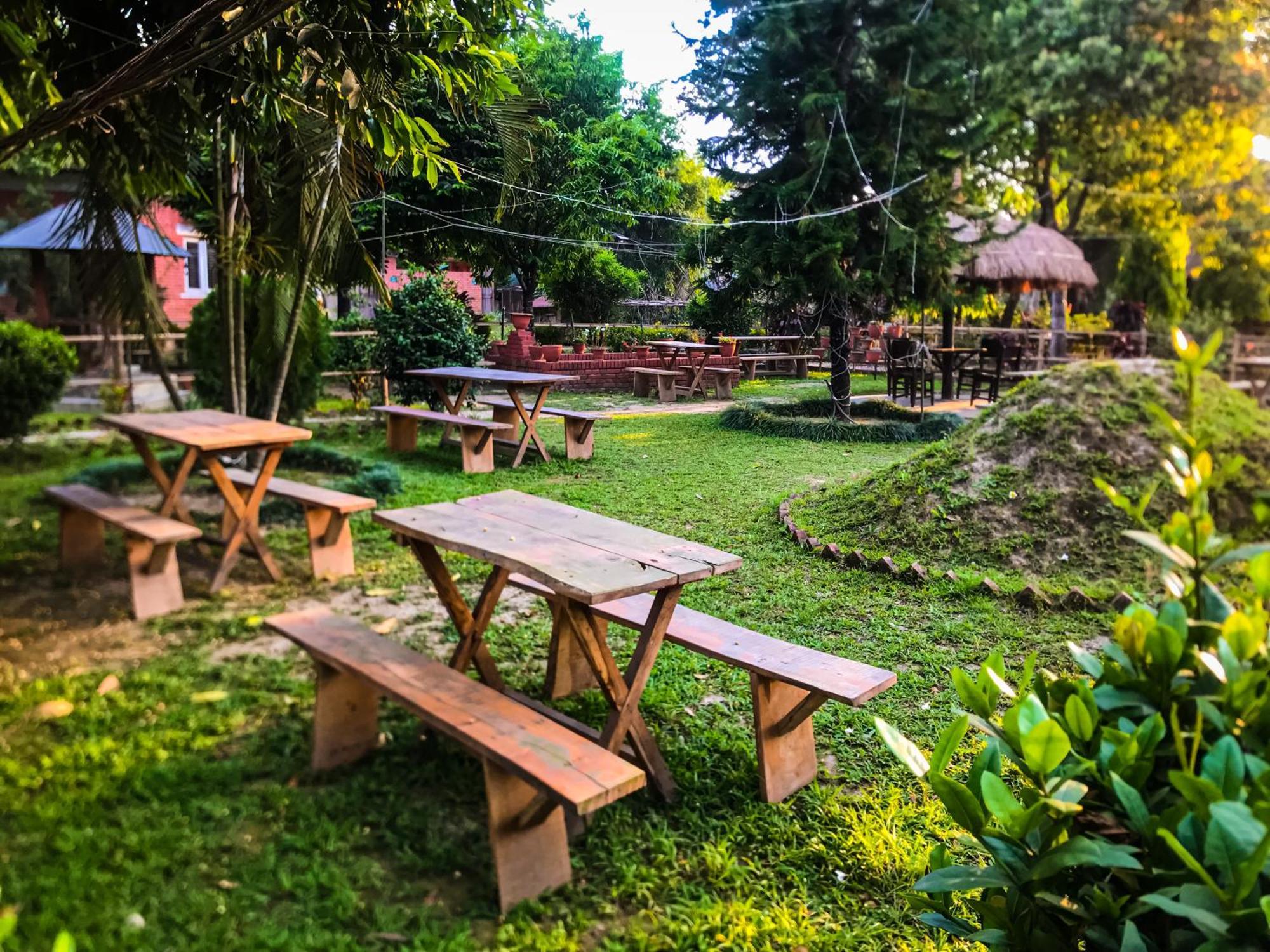 Hotel Tharu Garden, Sauraha Exteriér fotografie